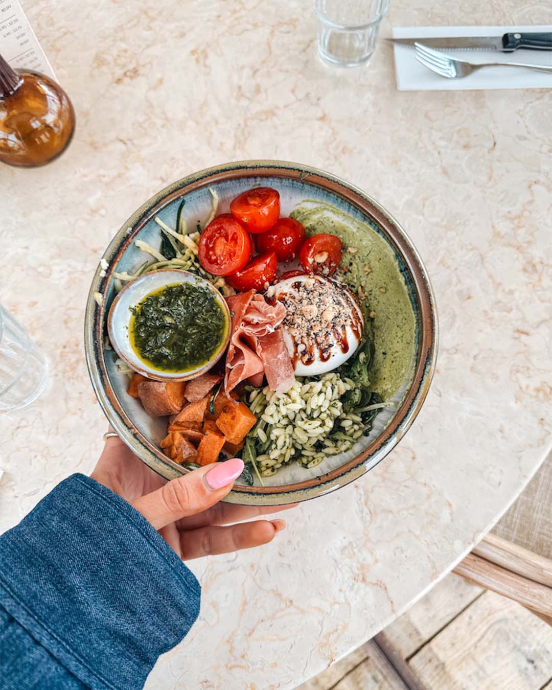 Lunchgerecht burrata bowl met zoete aardappel, orzo en tomaatjes